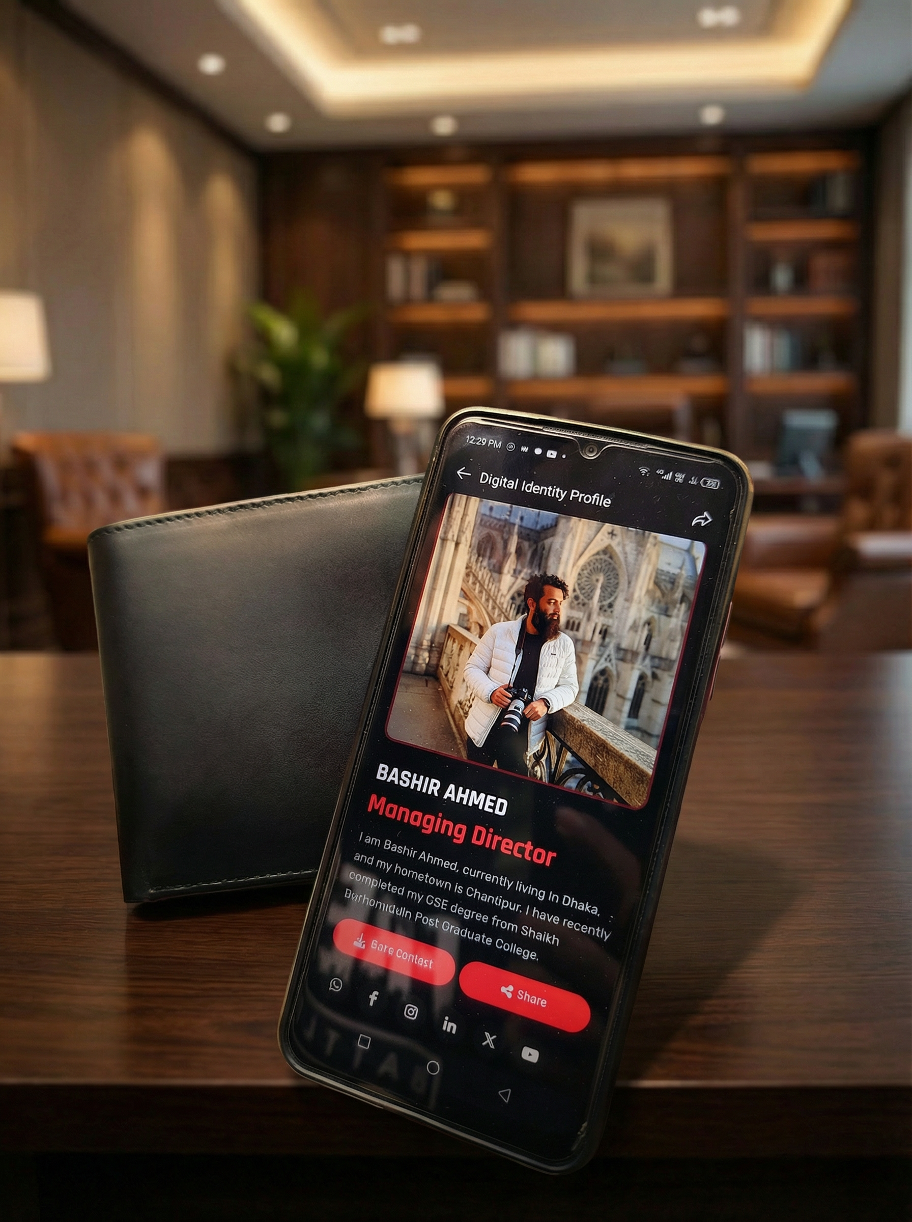 Men’s Mini Leather Wallet with NFC feature opening Liinus Identity on smartphone